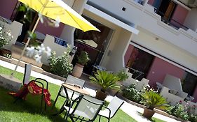 Nikolas Suites
